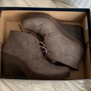 Dr. Scholl’s “Bethany” dark brown/ grey booties